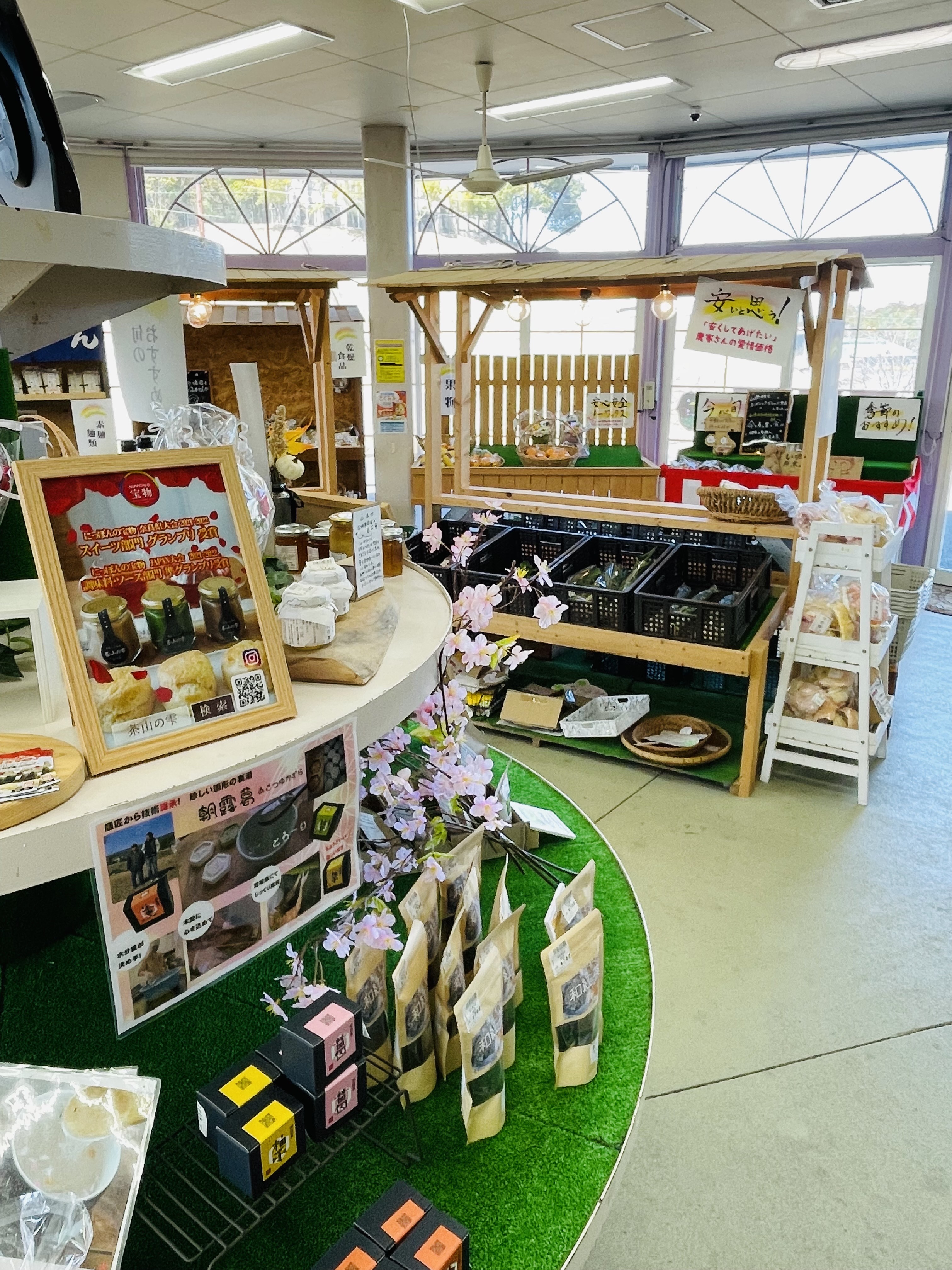 木の棚に商品が並ぶSoyelの販売スペース